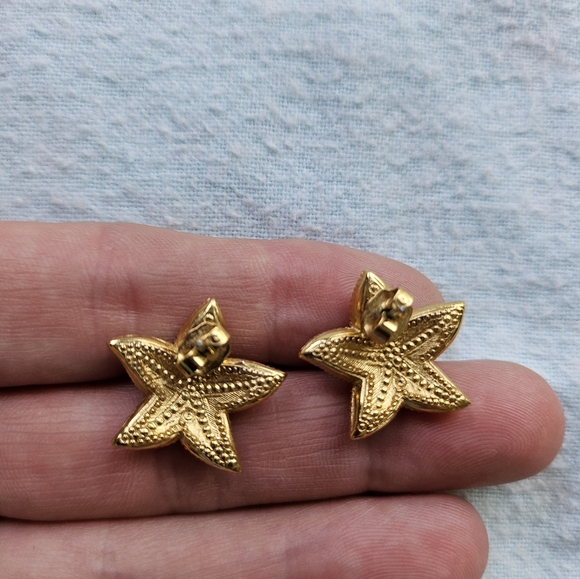 Vintage Avon Sea Treasure Pierced Earrings Starfish, Goldtone, White - Picture 2 of 6